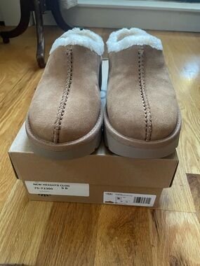 UGG Women's Tan Suede Shearling-Lined Clogs. New Heights Cozy Clog. New in Box.